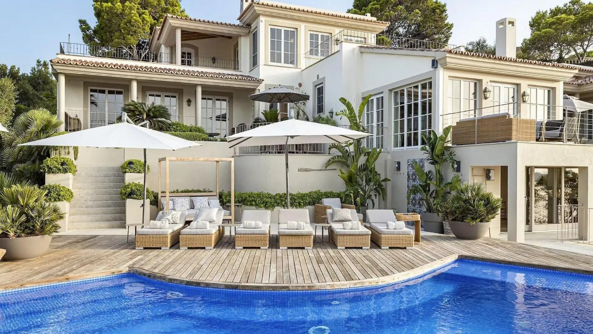 Sea-View Villa Near Port location